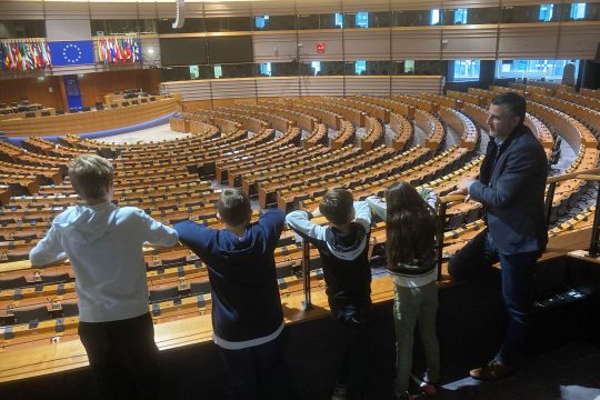 Pascal Arimont erklärt den Sternsingern aus Weywertz die Funktionsweise des EU-Parlaments (Bild: Büro Arimont)
