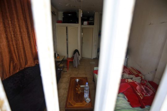 Hotelzimmer im Libanon, in dem Frauen als Zwangsprostituierte gefangen gehalten wurden (Bild: Joseph Eid/AFP)