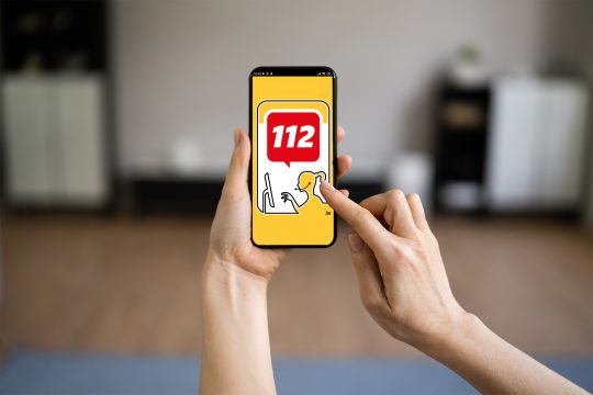 Die Notrufnummer 112 gibt es auch als App auf dem Smartphone (Bild: AndriyPopov/Panthermedia/BRF)