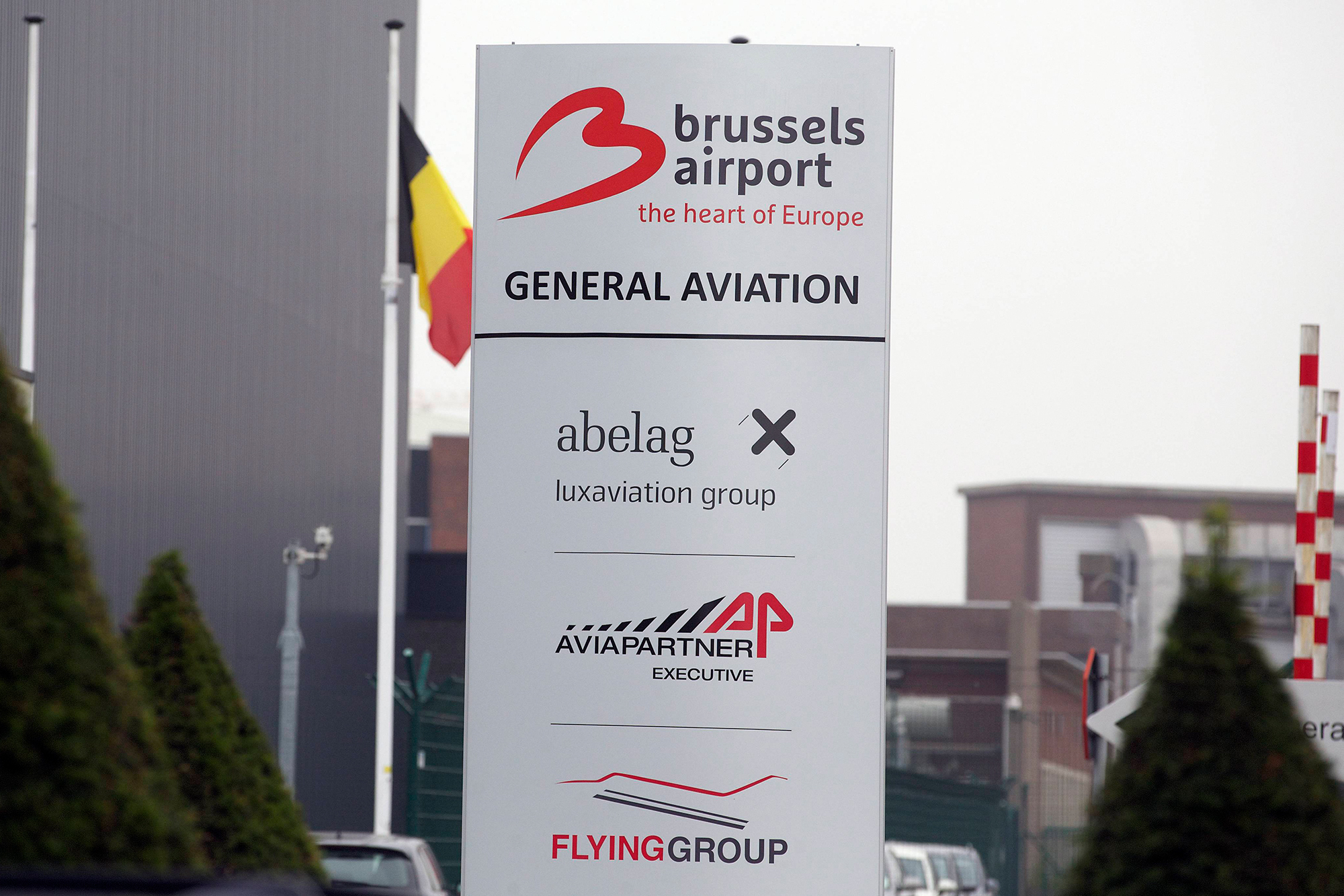 Firmenschild am Brussels Airport (Bild: Nicolas Maeterlinck/Belga)