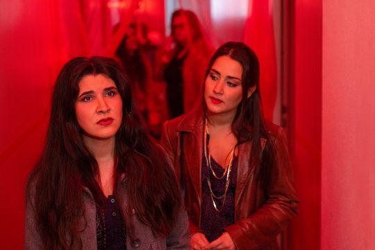 Eine junge Frau schaut sich in ihrer neuen Arbeitsstätte um. Hier wird die Prostituierte später von einem Freier brutal ermordet. Nachgestellte Szene aus der Sendung "Aktenzeichen XY... Cold Cases" vom 1.3.23 (Bild: Saskia Pavek/ZDF)