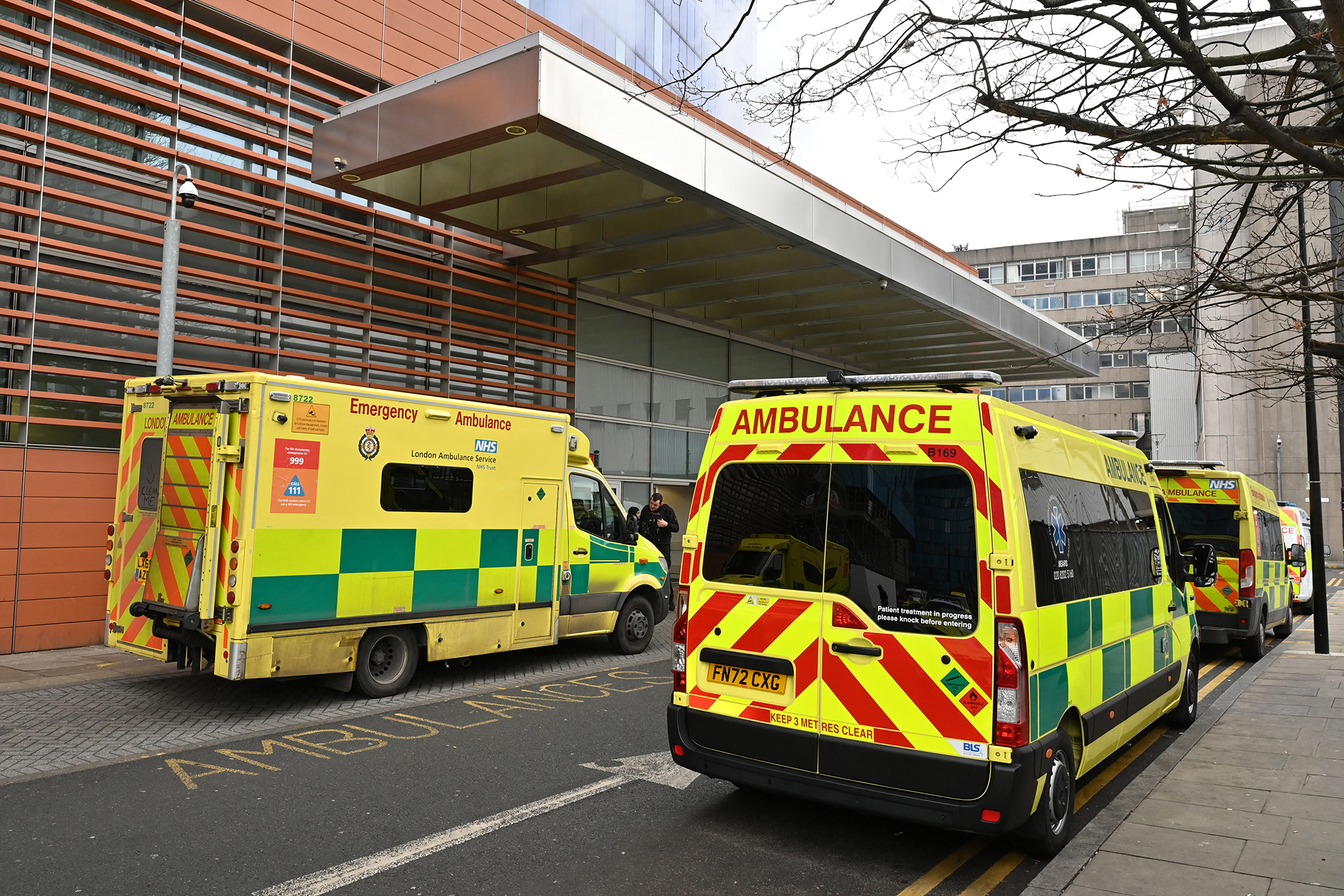 Rettungswagen vor einem Krankenhaus in London (Bild: Justin Tallis/AFP)