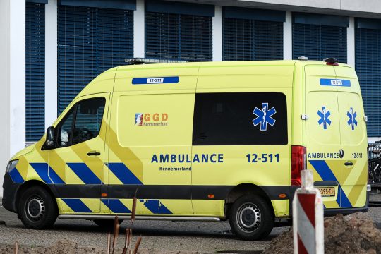 Niederländischer Rettungswagen (Illustrationsbild: Kenzo Tribouillard/AFP)