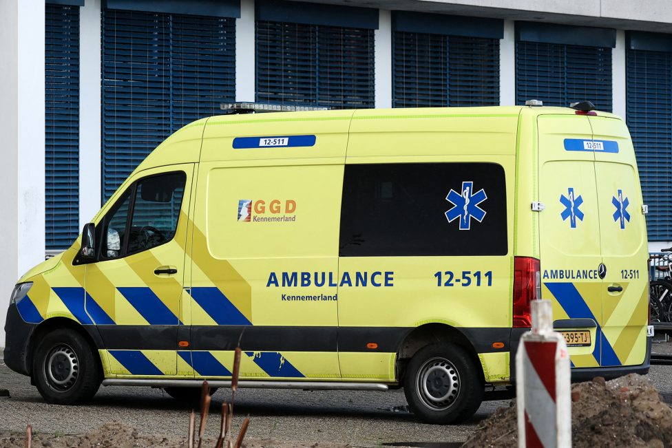 Niederländischer Rettungswagen (Illustrationsbild: Kenzo Tribouillard/AFP)