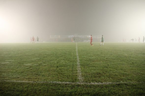 Die Begegnung zwischen Amel und Emmels in der 2. Provinzklasse wurde wegen des Nebels abgebrochen (Bild: Christoph Heeren/BRF)