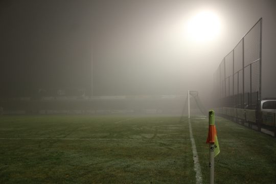 Die Begegnung zwischen Amel und Emmels in der 2. Provinzklasse wurde wegen des Nebels abgebrochen (Bild: Christoph Heeren/BRF)