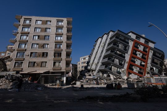 Zerstörungen in Antakya am Montag (Bild: Sameer Al-Doumy/AFP)