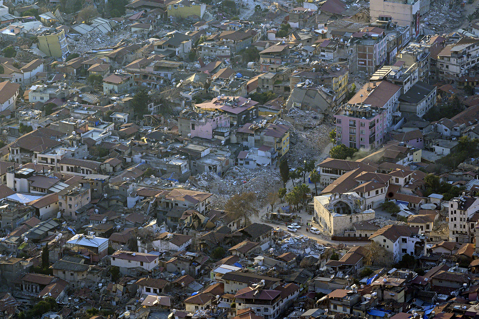 Die durch das Erdbeben stark zerstörte türkische Stadt Antakya aus der Luft (Bild: Yasin Akgul/AFP)