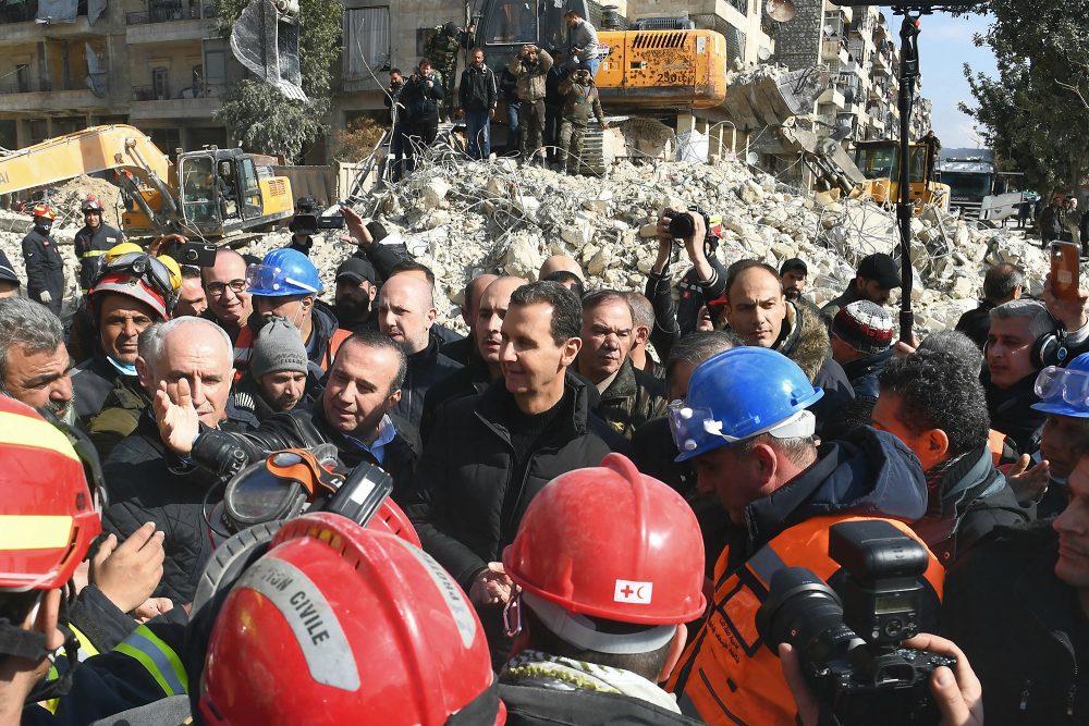 Syriens Präsident Assad besucht ein Rettungsteam in Aleppo (Bild: AFP)