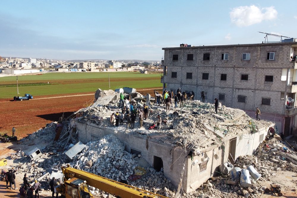 Eingestürztes Gebäude in der Stadt Atareb in der Provinz Aleppo am 7. Februar (Bild: Ahmad al-Atrash/AFP)