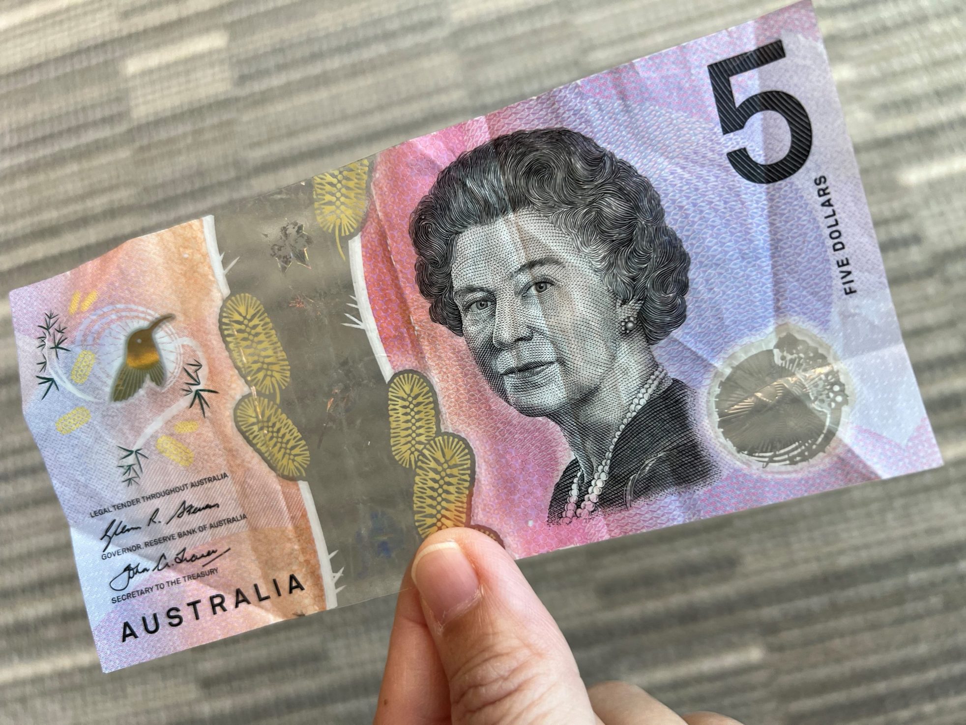 Die Queen wird nicht länger die australische Fünf-Dollar-Note zieren - und auch König Charles III. kommt nicht zum Zug (Bild: Mladen Antonov/AFP)