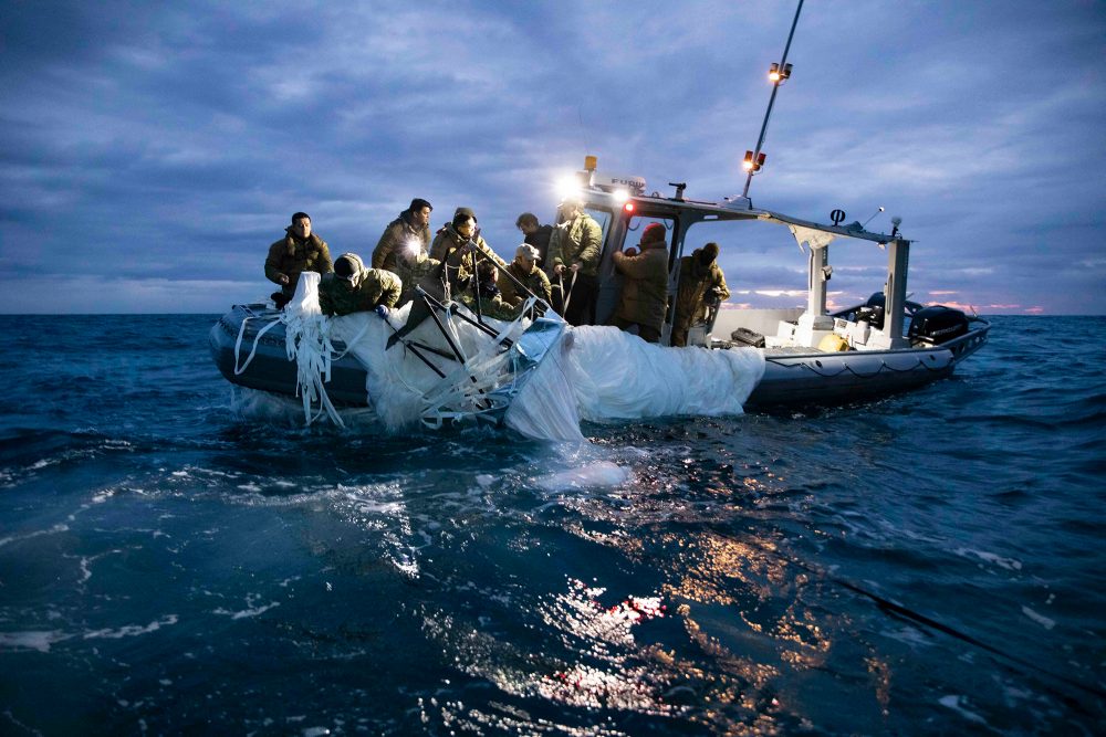 Bergung des abgeschossenen chinesischen Ballons am 5. Februar (Bild: Petty Officer 1st Class Tyler Thompson/US Navy/AFP)