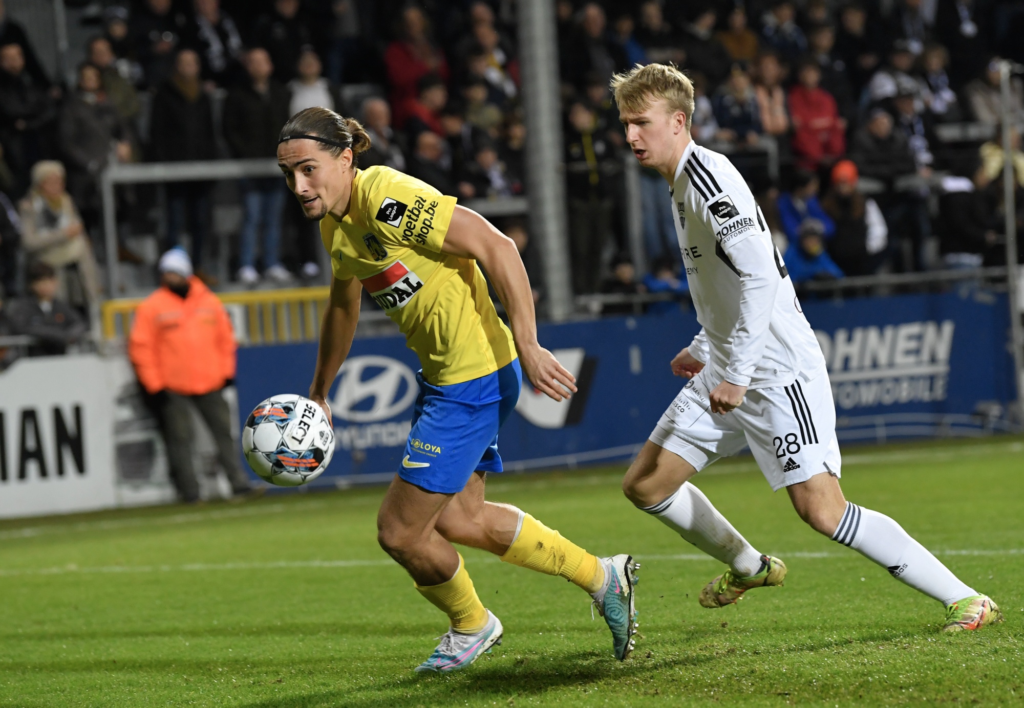 Westerlo's Mathias Fixelles and Eupen's Rune Paeshuyse fight for the ball during a soccer match between KAS Eupen and KVC Westerlo, Saturday 04 February 2023 in Eupen, on day 24 of the 2022-2023 'Jupiler Pro League' first division of the Belgian championship. BELGA PHOTO JOHN THYS