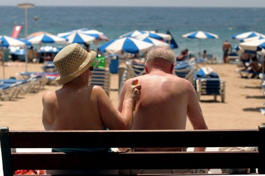 Touristen in Benidorm an der Costa Blanca (Bild: Morell/EPA)