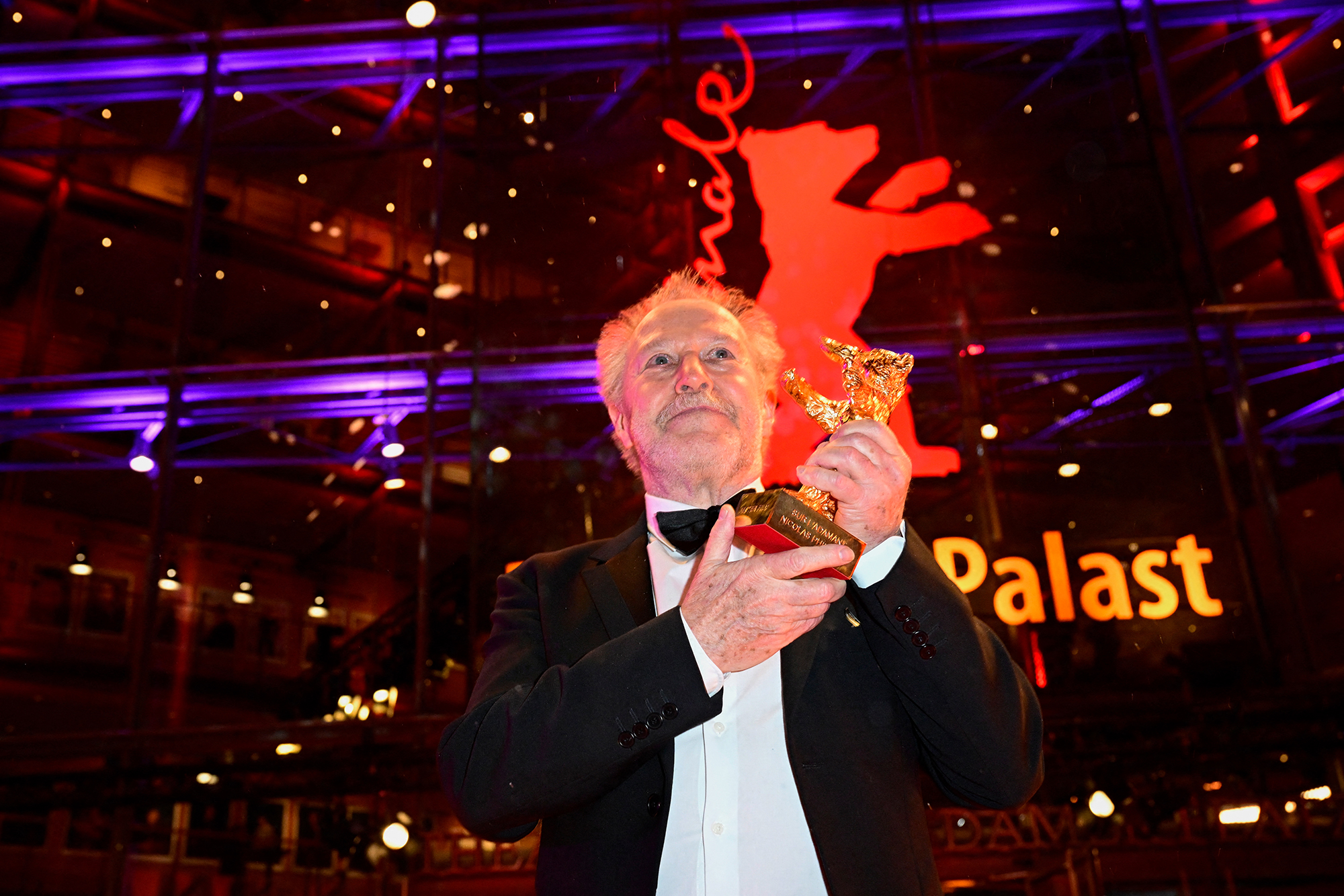 Der französische Regisseur Nicolas Philibert posiert mit dem Goldenen Bären für den besten Film für den Film "Sur l'Adamant" (Bild: Tobias Schwarz/AFP)