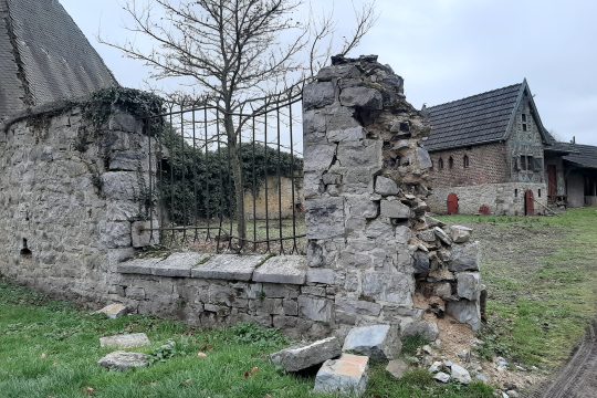 Eingefallene Außenmauer der Hergenrather Eyneburg