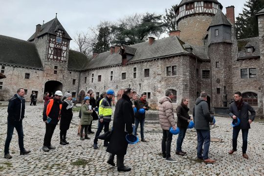 Ortsbesichtigung der Hergenrather Eyneburg (Bild: Michaela Brück/BRF)
