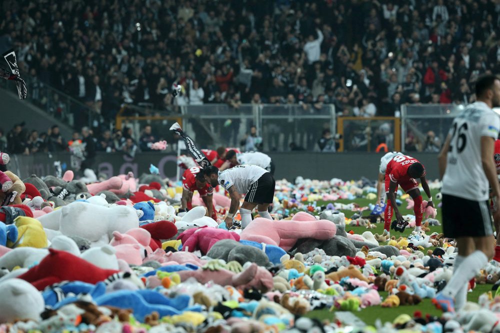 Spielzeug als Zeichen der Solidarität mit den Erdbebenopfern beim Fußballspiel zwischen Besiktas und Antalyaspor in Istanbul (Bild: Handout/DHA/Demiroren News Agency/AFP)