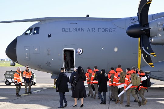 Erste belgische Helfer brechen ins türkische Erdbebengebiet auf (Bild: Eric Lalmand/Belga)