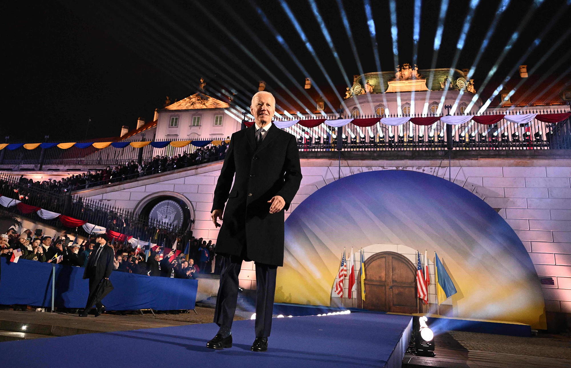 US-Präsident Biden am Dienstag vor dem Warschauer Königsschloss (Bild: Mandel Ngan/AFP)