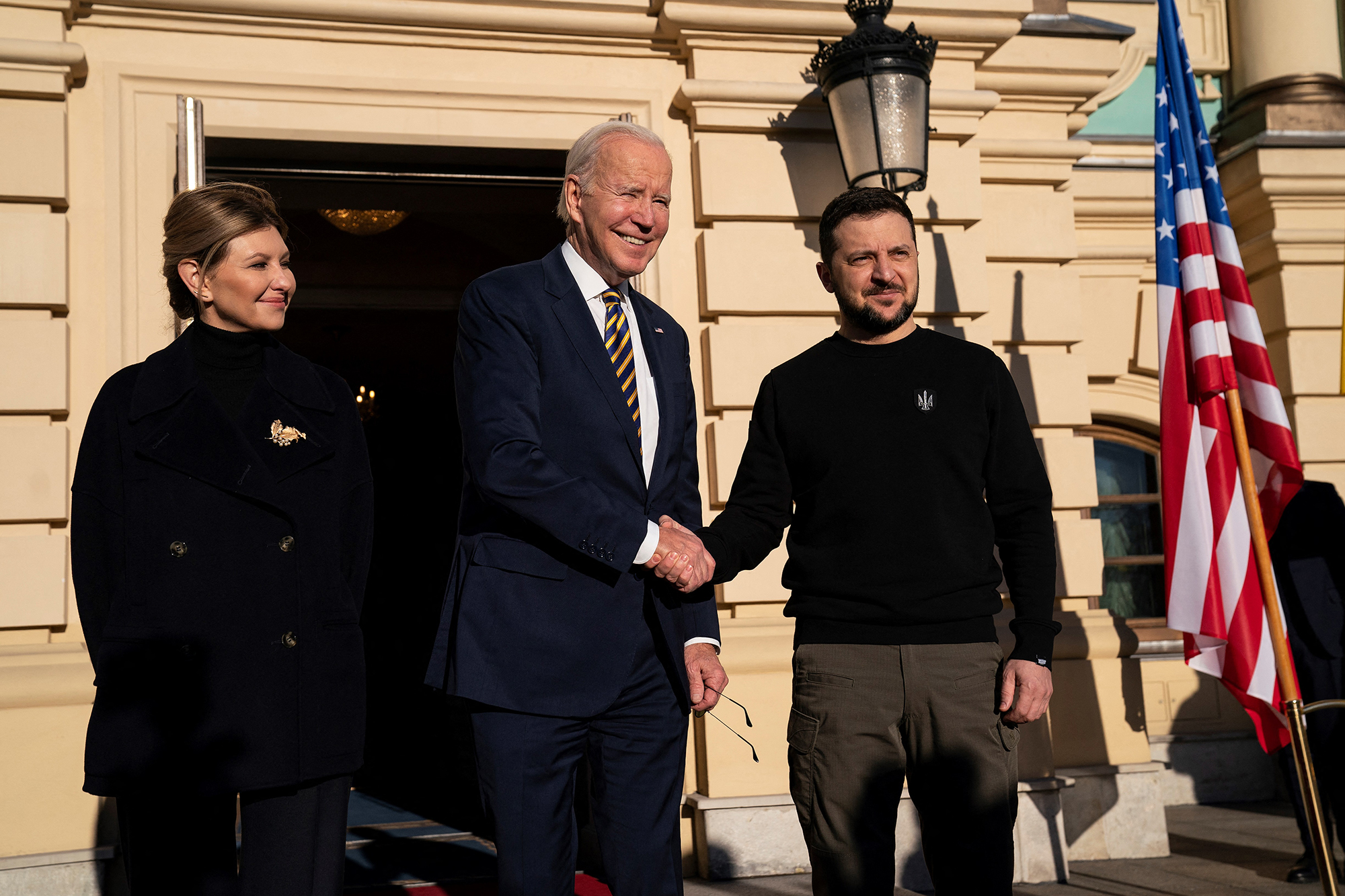 Joe Biden mit Wolodymyr Selenskyj und dessen Ehefrau Olena in Kiew (Bild: Evan vucci/Pool/AFP)