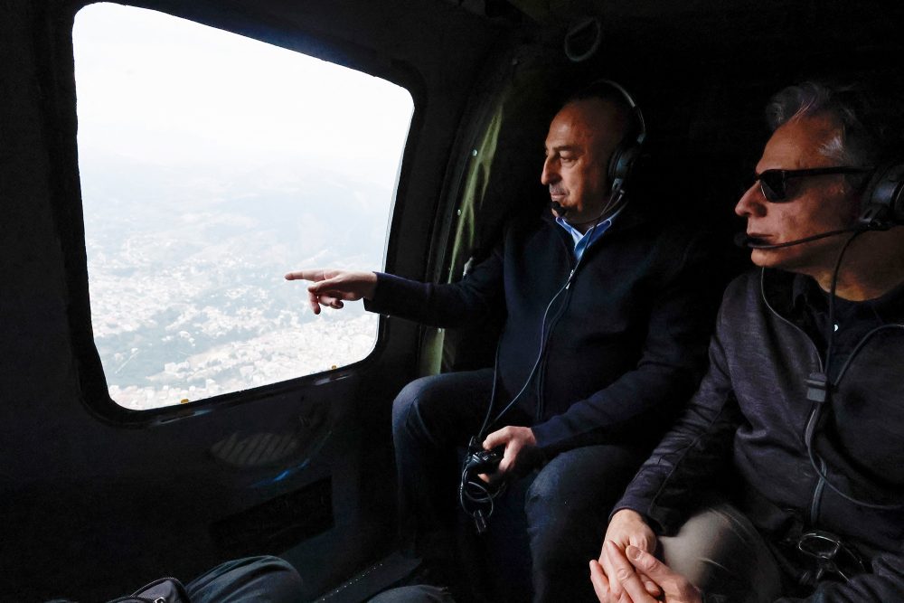 Die Außenminister Mevlüt Cavusoglu und Antony Blinken machen sich ein Bild der Lage im Erdbebengebiet (Bild: Clodagh Kilcoyne/AFP)