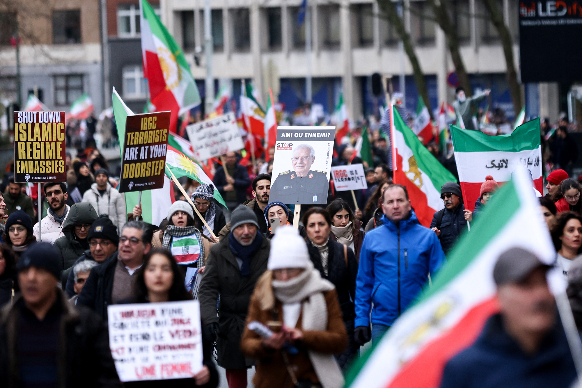 6.000 Exil-Iraner demonstrieren in Brüssel gegen Regime im Iran (Bild: Kenzo Tribouillard/AFP)