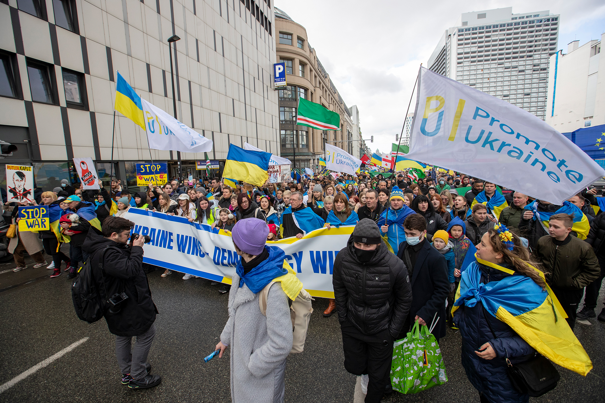 Demo in Brüssel gegen Russlands Krieg in der Ukraine (Bild: Nicolas Maeterlinck/Belga)