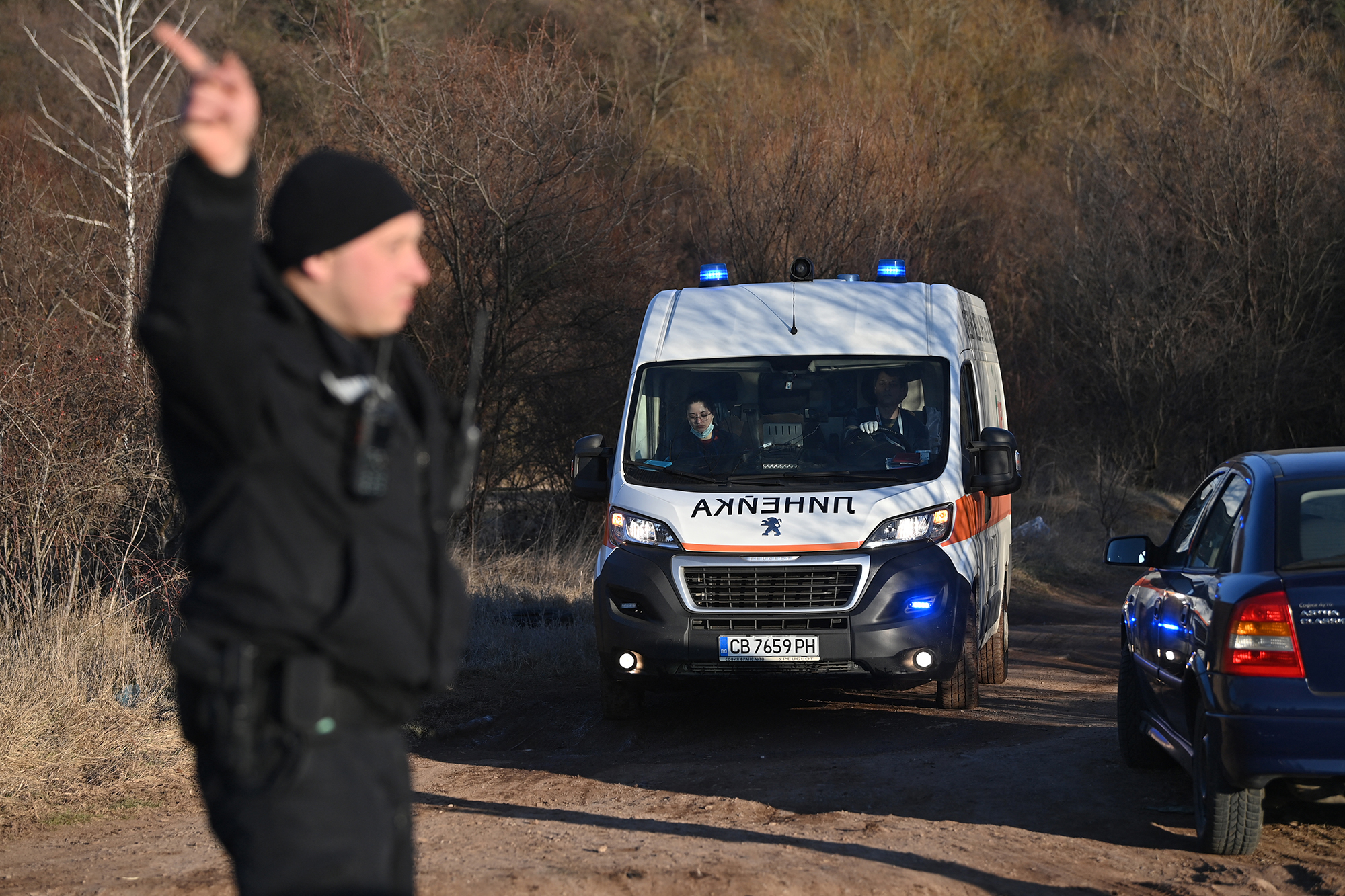 Ein Krankenwagen nähert sich dem Fundort des verlassenen Lastwagens am Rande des Dorfes Lokorsko (Bild: Nikolay Doychinov/AFP)