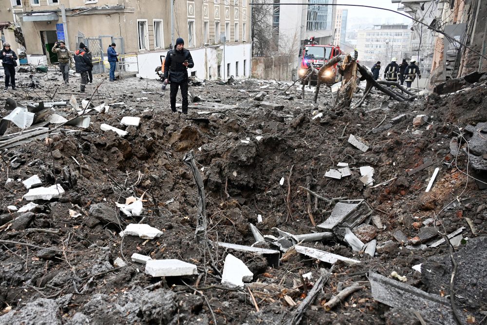 Krater nach einem russischen Raketeneinschlag in Charkiw, Foto vom 5. Februar 2023 (Bild: Sergey Bobok/AFP)