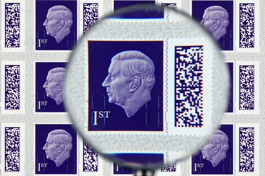 Die neue von der Royal Mail veröffentlichte Briefmarke zeigt König Charles III. (Bild: Royal Mail Group/AFP)