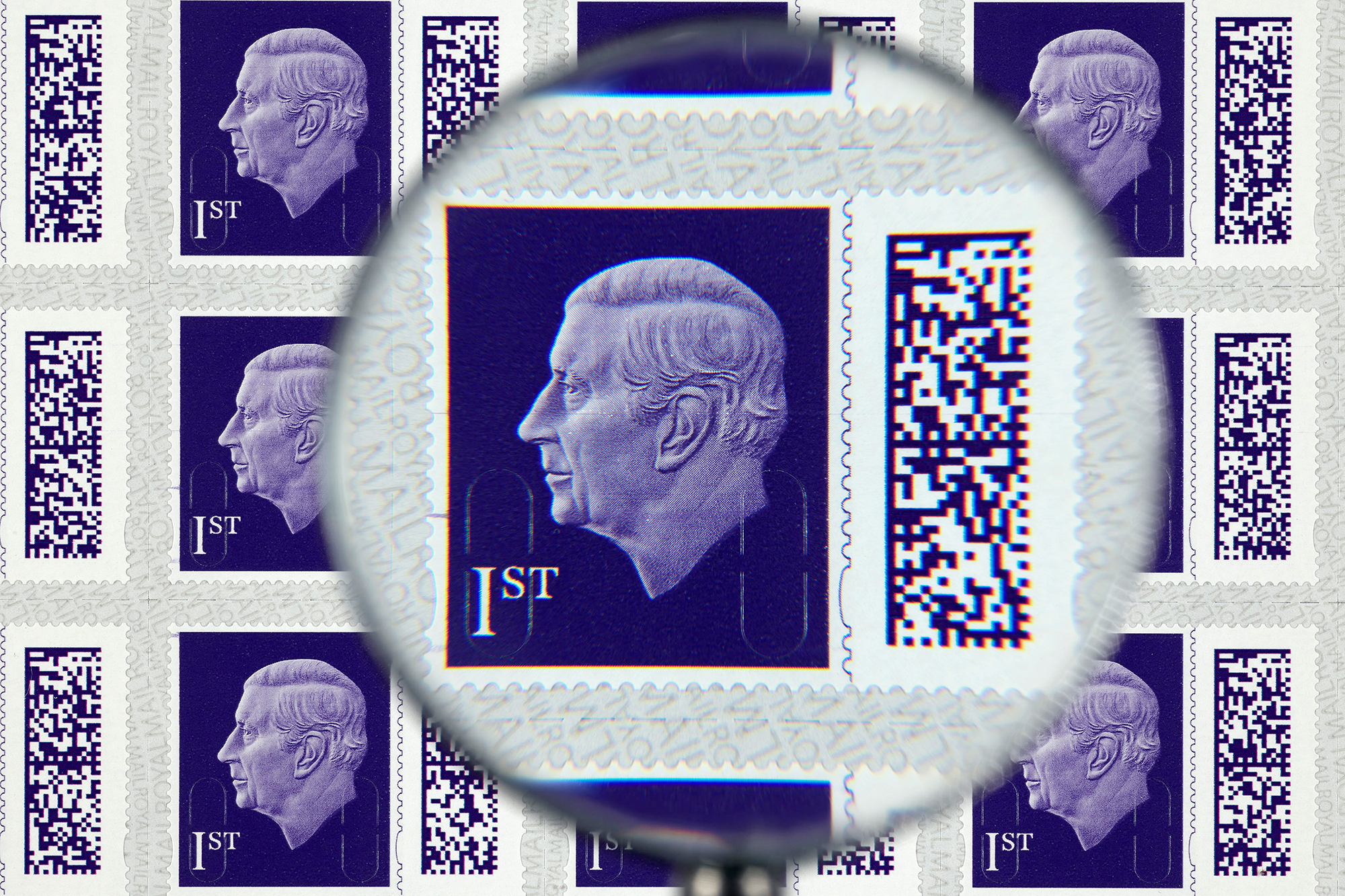 Die neue von der Royal Mail veröffentlichte Briefmarke zeigt König Charles III. (Bild: Royal Mail Group/AFP)