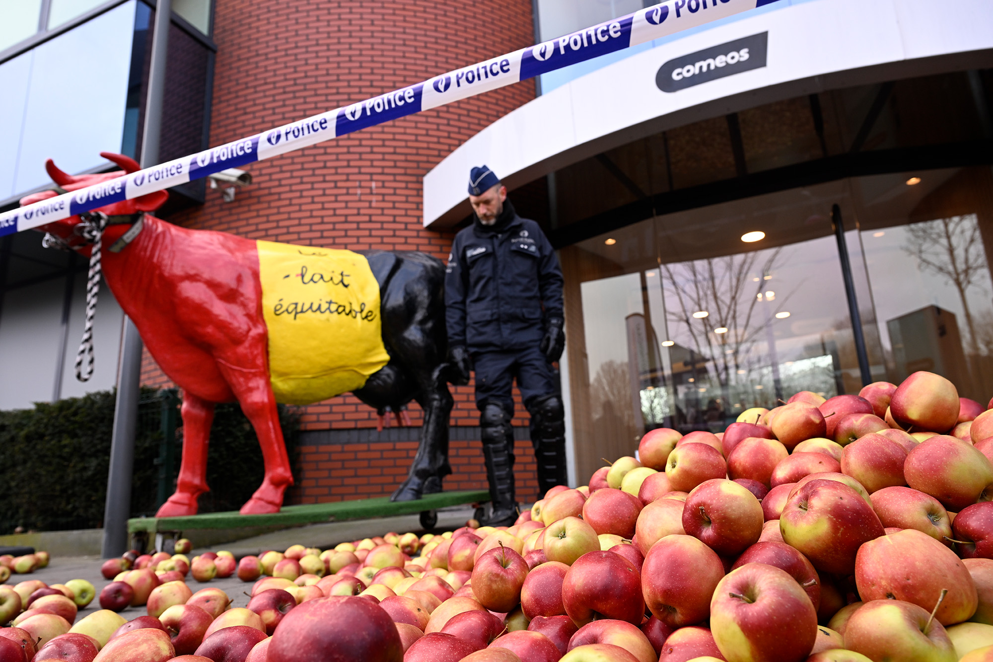Protestkundgebung vor dem Sitz des Handelsverbandes Comeos in Brüssel (Bild: Laurie Dieffembacq/Belga)