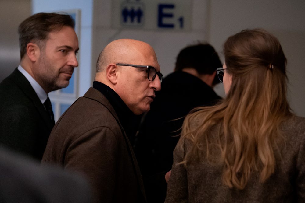 Andrea Cozzolino und Anwalt Federico Conte (l) am 24. Januar in Brüssel (Bild: John Thys/AFP)