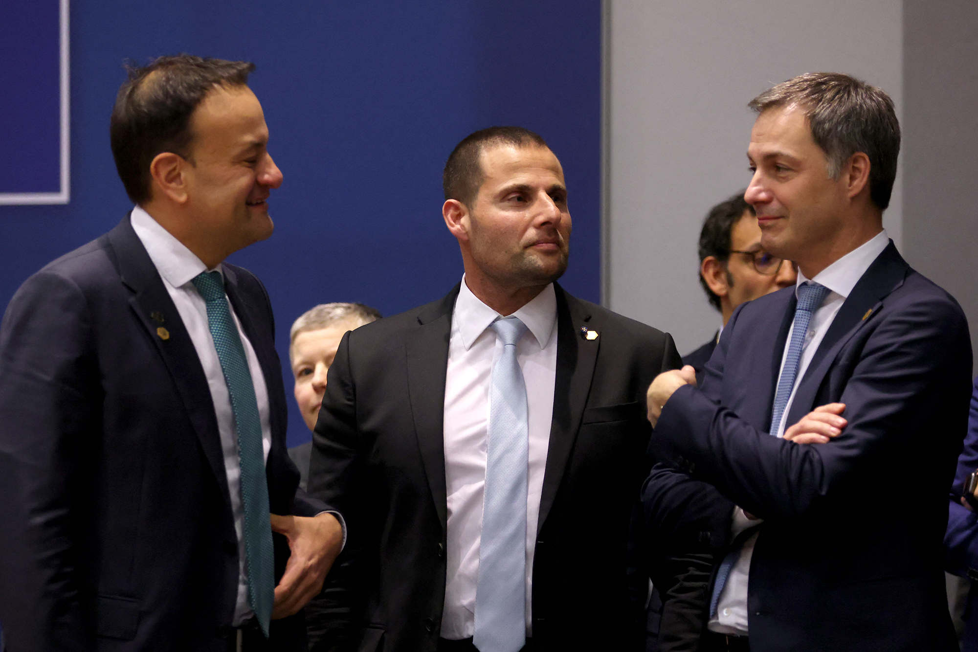 Premier De Croo mit seinen Amtkollegen Leo Varadkar auf Irland und Robert Abela aus Malta beim EU-Gipfel (Bild: Johanna Geron/Pool/AFP)
