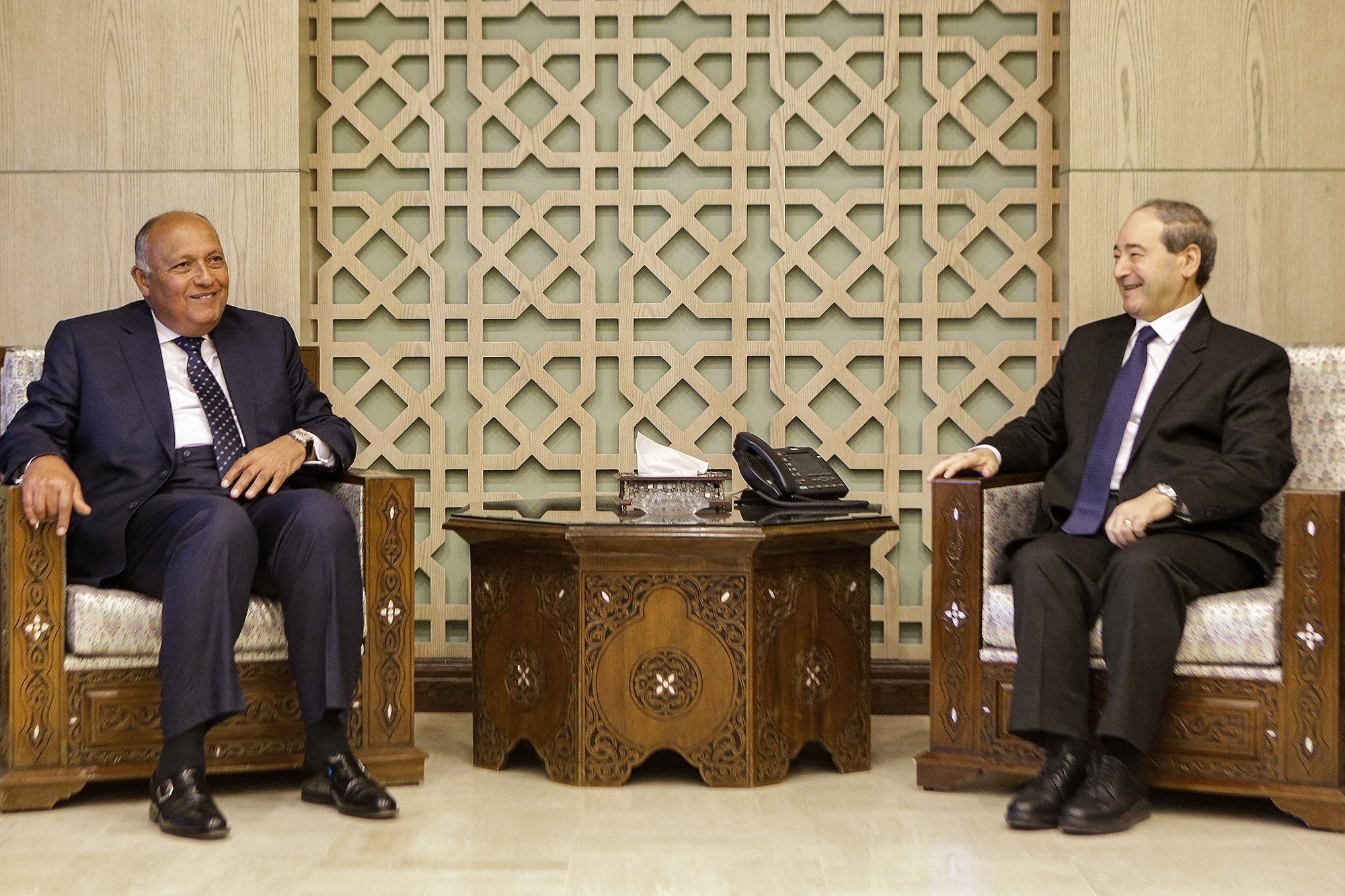 Der syrische Außenminister Faisal Mekdad mit seinem ägyptischen Amtskollegen Sameh Schukri in Damaskus (Bild: Louai Beshara/AFP)
