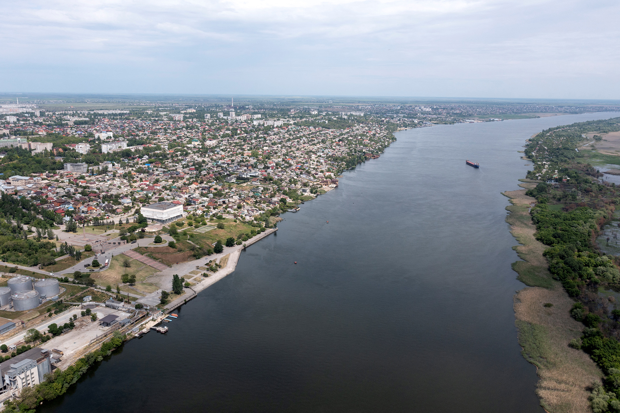 Der Fluss Dnipro fließt auch durch die Großstadt Cherson (Archivbild: Andrey Borodulin/AFP)