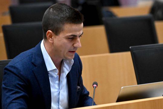 Dries Van Langenhove am 8. November 2022 in der Kammer (Bild: Dirk Waem/Belga)