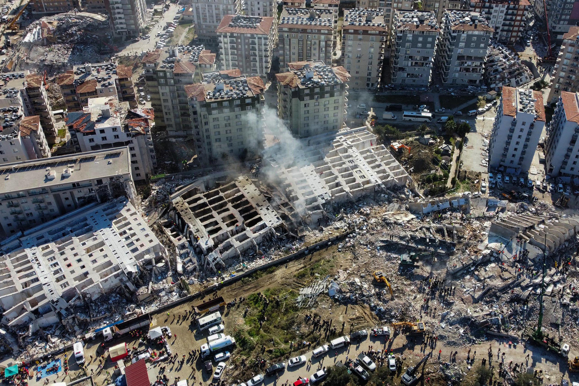 Diese Luftaufnahme zeigt eingestürzte Gebäude in Hatay, im Südosten der Türkei (Bild: DHA (Demiroren News Agency)/AFP)