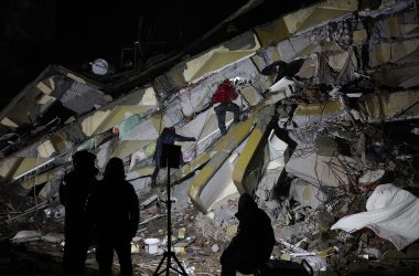 Rettungskräfte suchen inmitten der Trümmer eingestürzter Gebäude in der türkischen Stadt Kahramanmaras nach Opfern und Überlebenden (Bild: Adem Altan/AFP)
