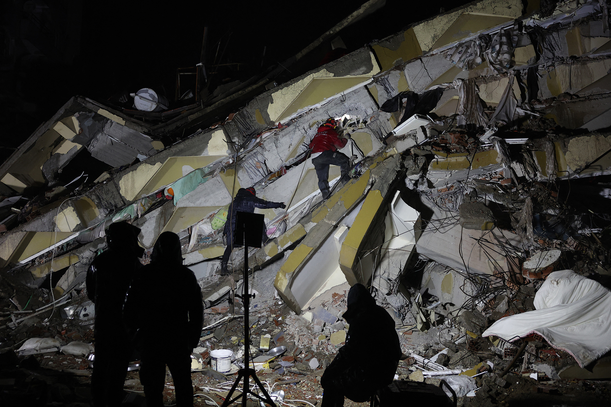 Rettungskräfte suchen inmitten der Trümmer eingestürzter Gebäude in der türkischen Stadt Kahramanmaras nach Opfern und Überlebenden (Bild: Adem Altan/AFP)