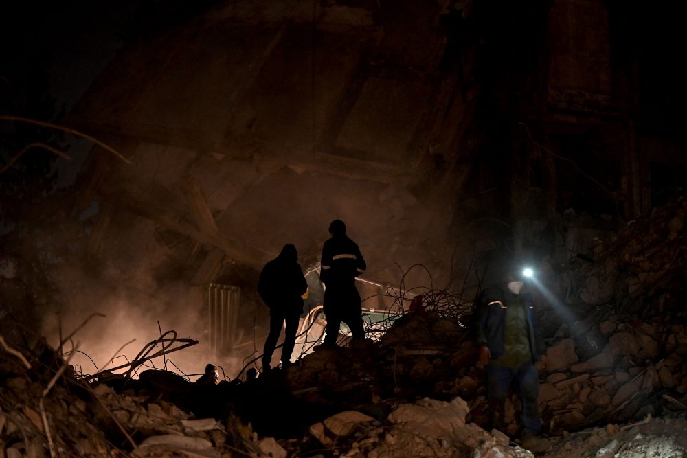 Rettungskräfte suchen am 13. Februar in der türkischen Stadt Kahramanmaras weiter nach Opfern und Überlebenden in den Trümmern eingestürzter Gebäude (Bild: Ozan Kose/AFP)