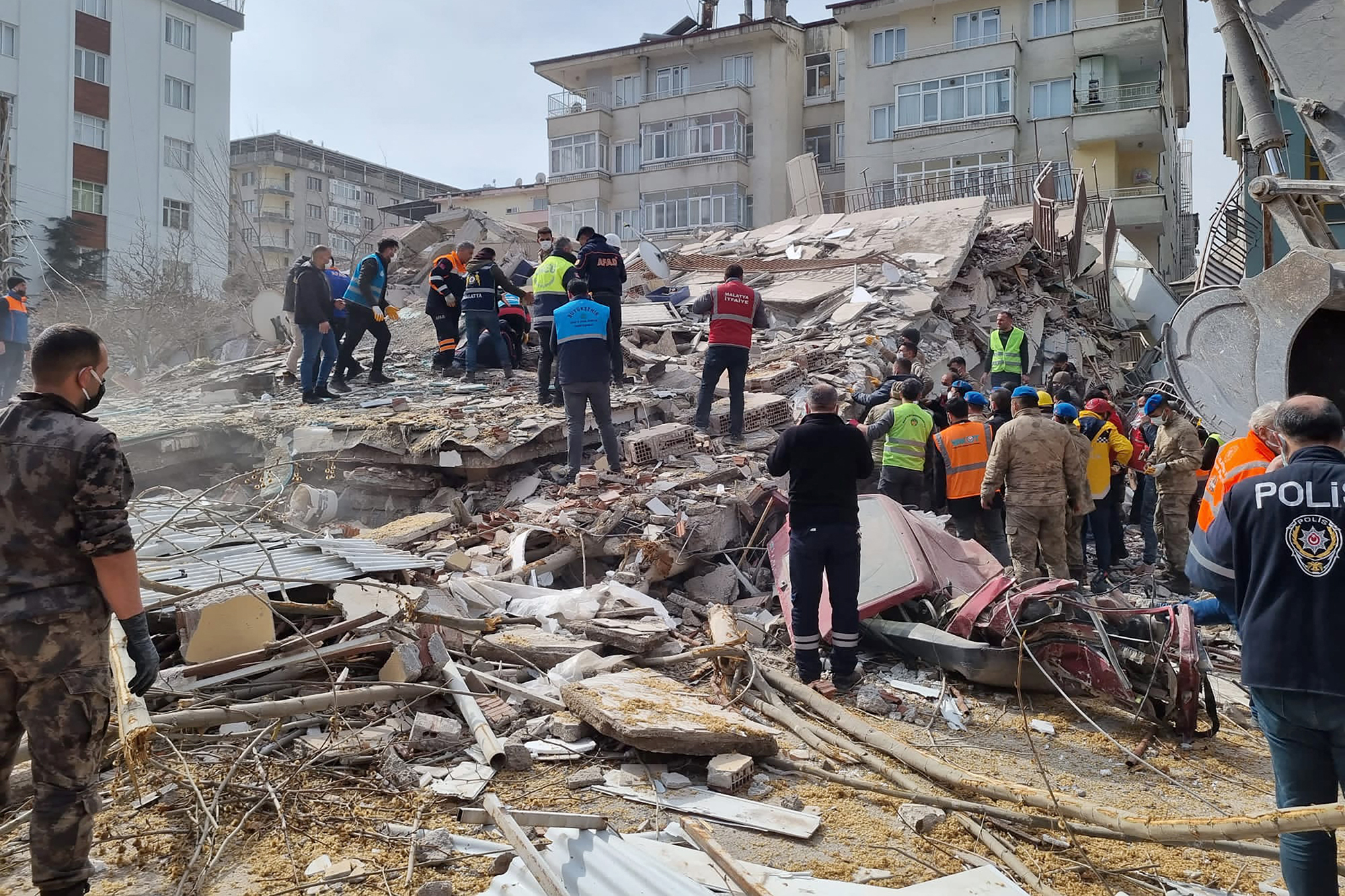 Rettungskräfte suchen nach einem neuerlichen Erdbeben der Stärke 5,6 am 27. Februar in den Trümmern eingestürzter Gebäude im Bezirk Yesilyurt in Malatya nach Verschütteten (Bild: DHA (Demiroren News Agency)/AFP)
