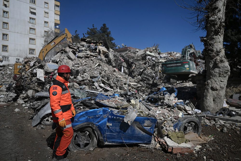 Eingestürztes Gebäude in der türkischen Stadt Kahramanmaras (Bild: Ozan Kose/AFP)