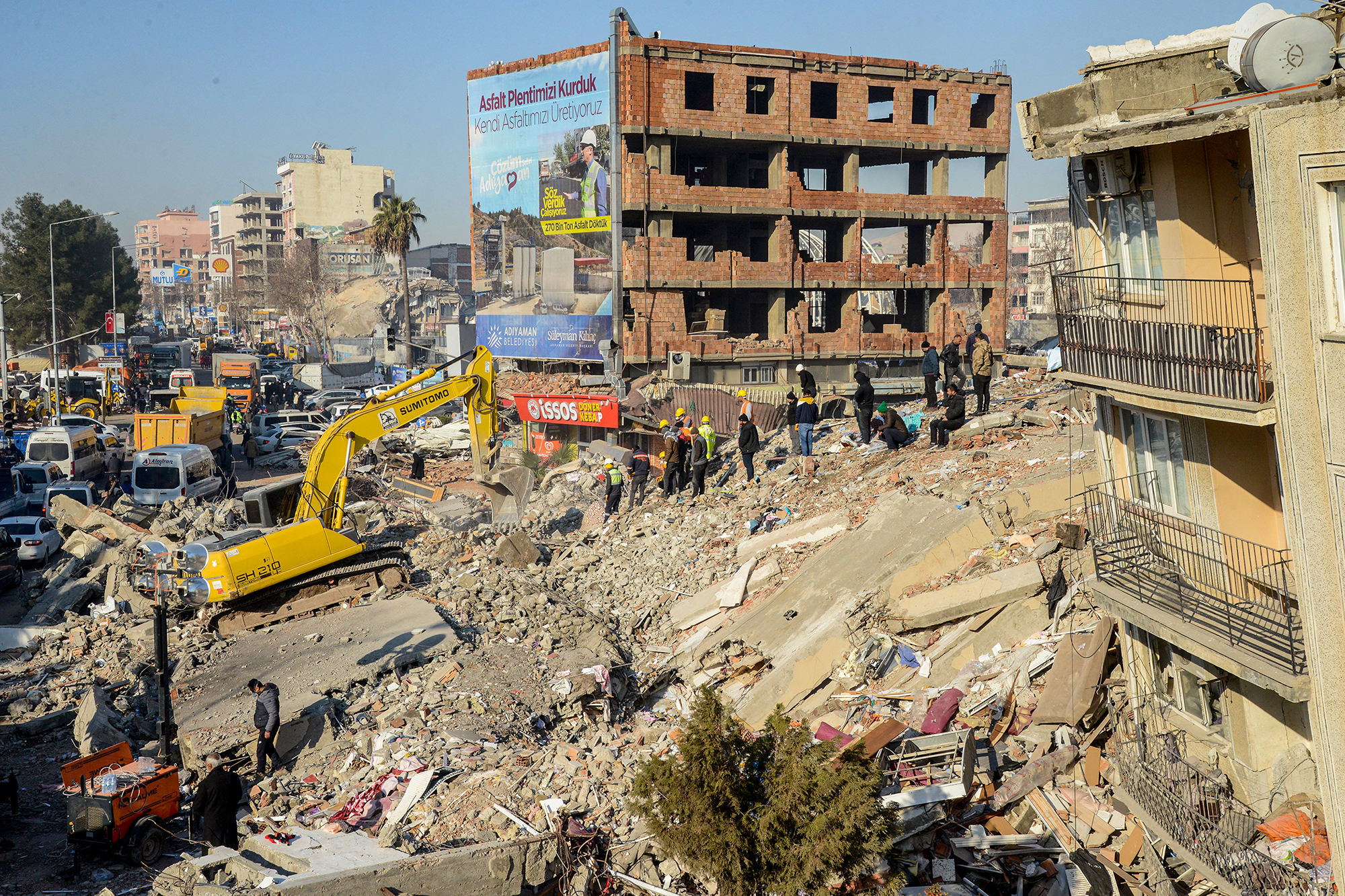 Suchaktion in den Trümmern eingestürzter Gebäude in der türkischen Stadt Adiyaman (Bild: Ilyas Akengin/AFP)