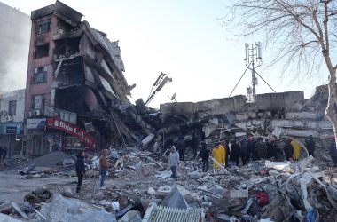 Einsatzkräfte und zivile Rettungshelfer suchen nach Überlebenden unter den Trümmern eingestürzter Gebäude in der Stadt Kahramanmaras im Süden der Türkei (Bild: Adem Altan/AFP)