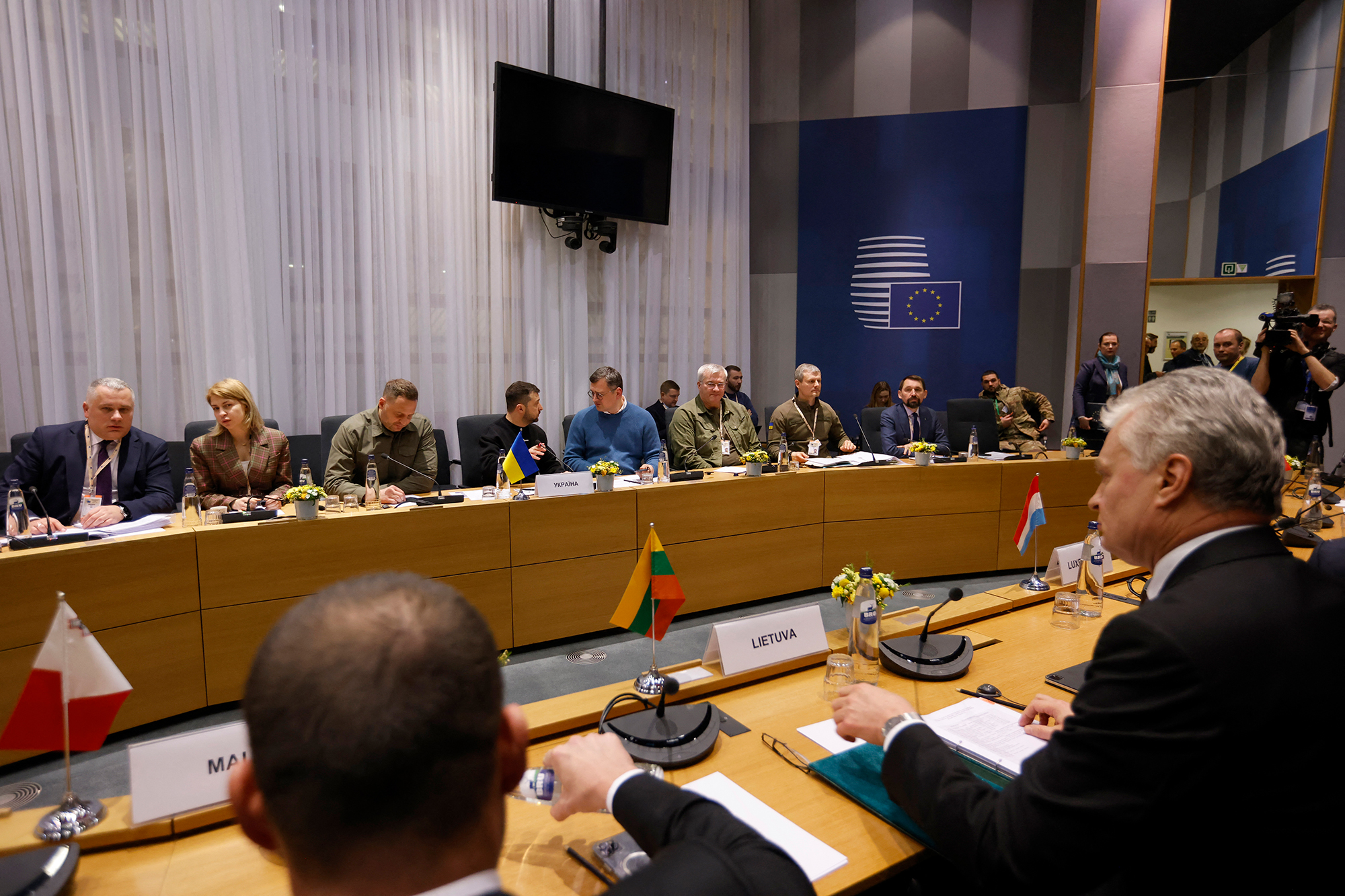 Am ersten Tag des EU-Sondergipfels in Brüssel nahm auch der ukrainische Präsident Selenskyj teil (Bild: Johanna Geron/Pool/AFP)