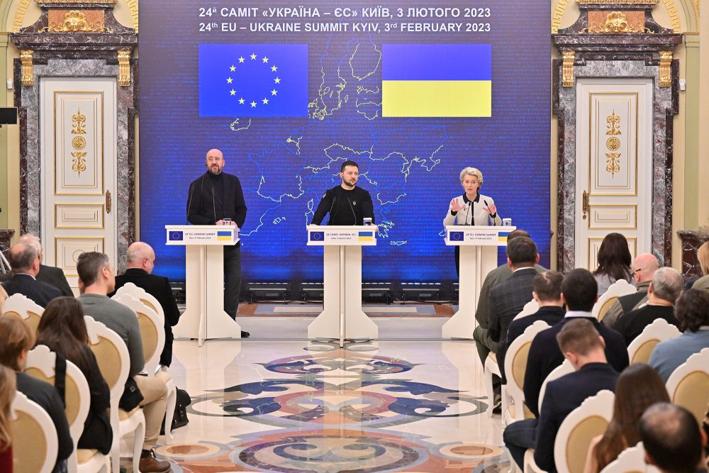 Der ukrainische Präsident Wolodymyr Selenskyj (Mi.), der Präsident des Europäischen Rates, Charles Michel, und die Präsidentin der Europäischen Kommission, Ursula von der Leyen, bei der Pressekonferenz während des EU-Ukraine-Gipfels in Kiew (Bild: Sergei Supinsky/AFP)