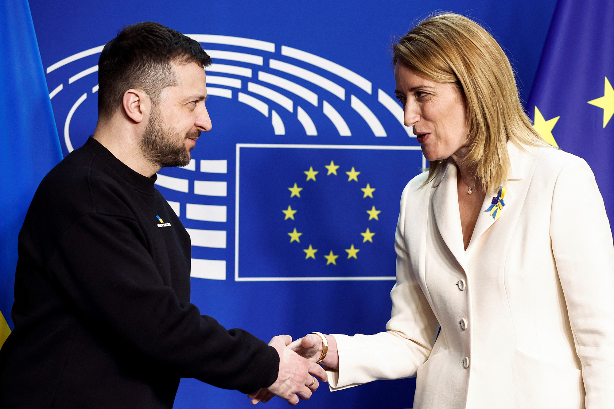 Der ukrainische Präsident Selenskyj begrüßt die Präsidentin des Europäischen Parlaments, Roberta Metsola, als er zu einem Gipfeltreffen im EU-Parlament in Brüssel eintrifft (Bild: Kenzo Tribouillard/AFP)