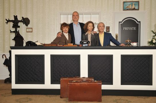 Die Schauspieler Prunella Scales, John Cleese, Connie Booth und Andrew Sachs (Archivbild vom Mai 2009: Leon Neal/AFP)